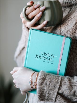 Čas zpomalit. Uvařit si teplý čaj, obléct hřejivý svetr a otevřít svůj deník. Psaní deníku je mindfulness technika,...